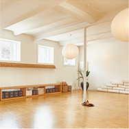 klarer Yogaraum in hellen Naturfarben, minimalistische Einrichtung