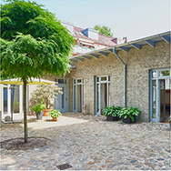 Yogastudio im Hof, urbane Loft-Atmosphäre mit Natursteinen